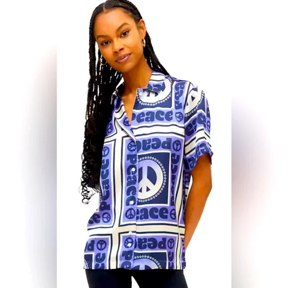 NWT URBAN OUTFITTERS LIAM BLUE PEACE SHORT SLEEVE BUTTON-DOWN SHIRT SIZE M.
Less - Picture 2 of 10